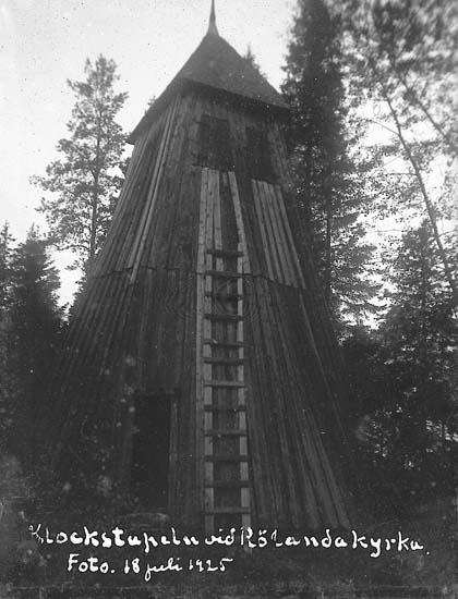 Enligt text på fotot: "Klockstapeln vid Rölanda kyrka. Foto 18 juli 1925".