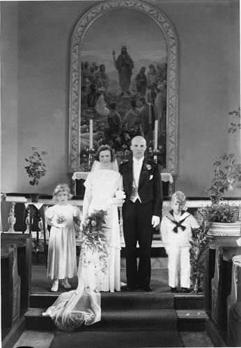 Enligt fotografens anteckningar: "1935, 28. Kyrkbröllop i Högås kyrka. En dotter till Karlsson i Halleröd".
