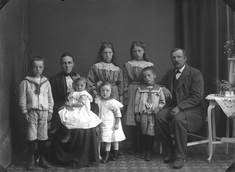 Enligt fotografens noteringar: "Herman Hansson familj Småröd."