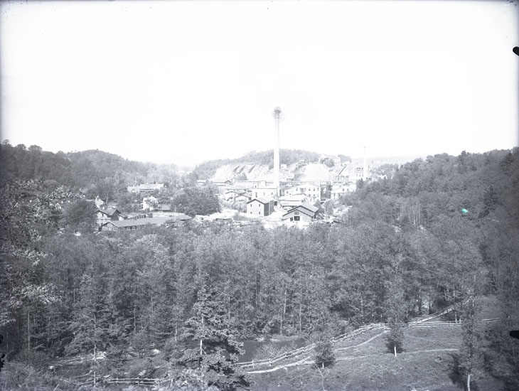 "Munkedals Fabrik omkring 1920. Utsikt öfver Munkedals fabrik m. omg."

"Fotot taget från Stale."