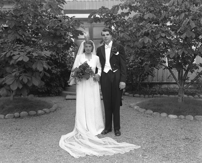 Ett nyvigt brudpar utanför Foss prästgård år 1948.
