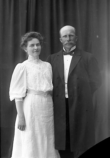 Enligt fotografens journal nr 1 1904-1908: "Almegren, Karin Onsala".