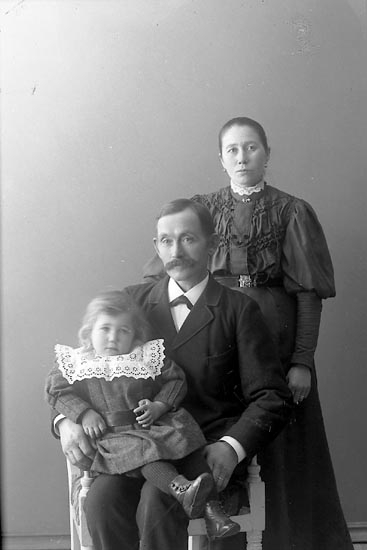 Enligt fotografens journal nr 1 1904-1908: "Johansson Bernhard Åh Ödsmål".