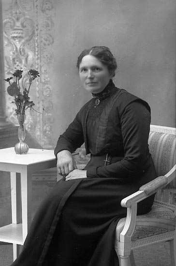 Enligt fotografens journal Lyckorna 1909-1918: "Jonsson, Fru Charlotte, Ellstorp, Arentorp".