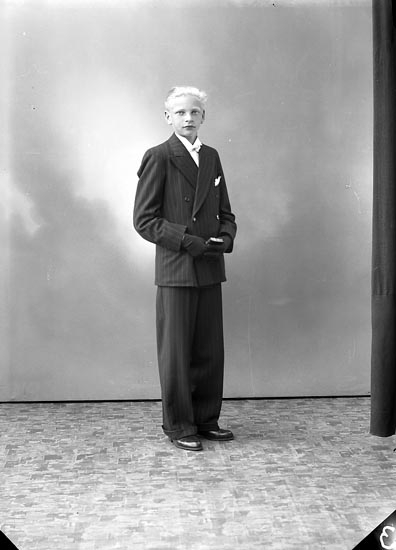 Enligt fotografens journal nr 6 1930-1943: "Axelsson, Robert Starrkärr Ödsmål".