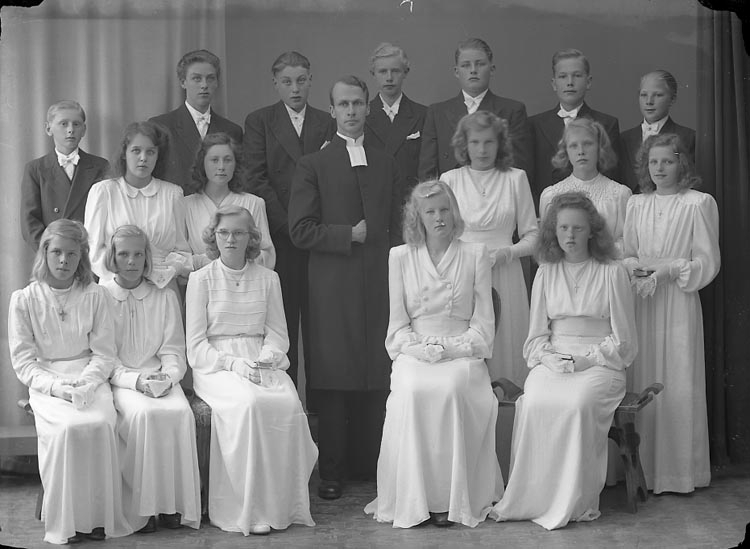 Enligt fotografens notering: "1944 Pastor Rhedin Norums konfirmander, Stenungsund".