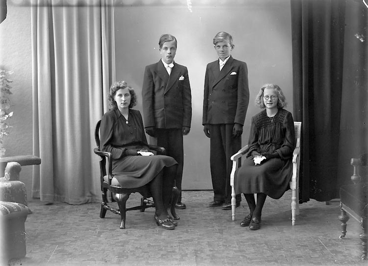 Enligt fotografens journal nr 7 1944-1950: "Larsson, Lennart Sandbacka, Ucklum".