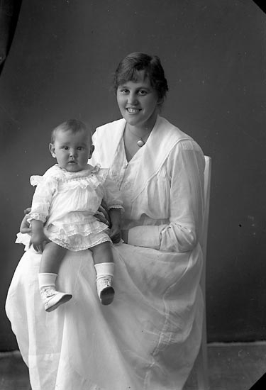 Enligt fotografens journal nr 4 1918-1922: "Hallberg, Fru Tandl. med barn Gbg".