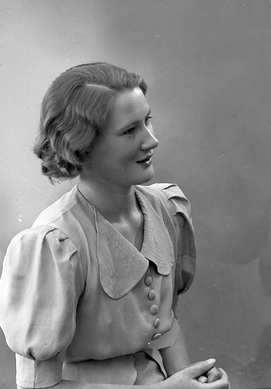 Enligt fotografens journal nr 6 1930-1943: "Olausson, Hanna adr. Sandberg Stenungsund".