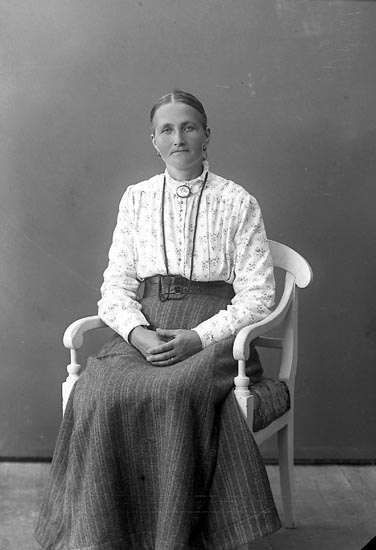 Enligt fotografens journal nr 4 1918-1922: "Landén, Gustava, Fru Tveten, Spekeröd".
