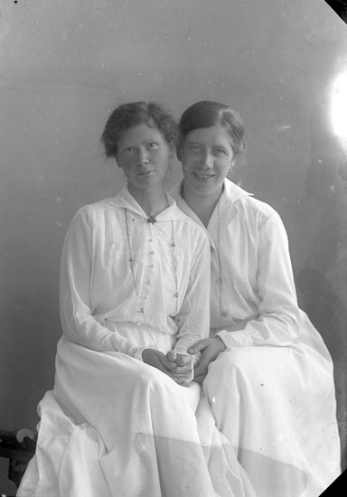 Enligt fotografens journal nr 4 1918-1922: "Jönsson, Syster Emilia Här".