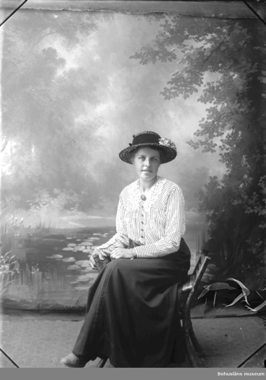 Enligt fotografens journal Lyckorna 1909-1918: "Johansson, Alice Brattefors Ljungskile".