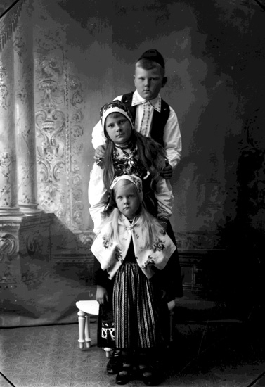 Enligt fotografens journal Lyckorna 1909-1918: "Lindstedt, Disponent barnen Göta".