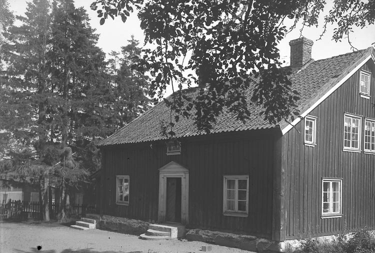 Enligt fotografens journal nr 5 1923-1929: "Josefsson, Fru (Röds gård) Stenungsund".