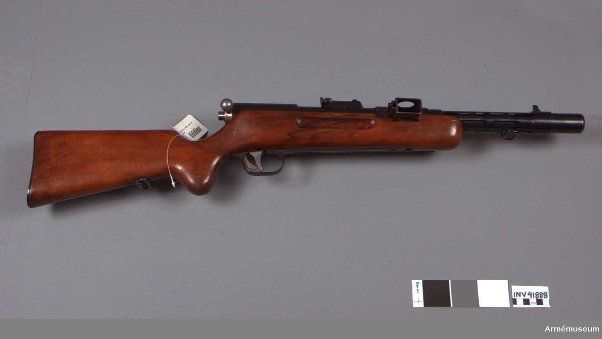 Grupp E IV.
Kpist m/1939 hade två olika piplängder och detta exemplar är med den kortare pipan, 850 mm, liksom även AM.041886. Jämför med den längre pipan, 950 mm. 
Magasinet rymde 32 skott och eldhastigheten omkring 700 skott per minut.