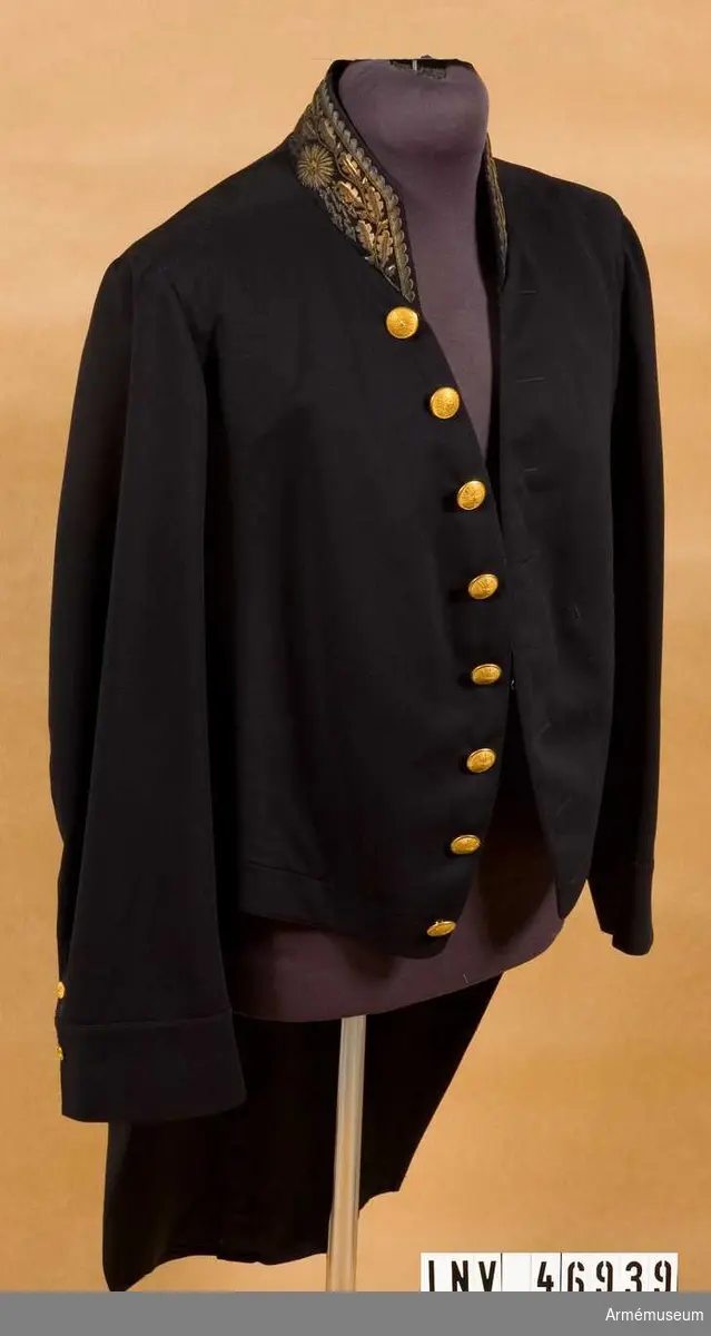 Grupp C I.
Enligt generalorder 20/1 1823.
Ur uniform för fortifikationskassör, bestående av frack,  långbyxor, väst, trekantig hatt.