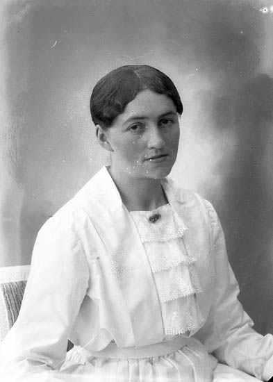 Enligt fotografens journal nr 4 1918-1922: "Larsson, Fr. Gerda Lunna Kode".