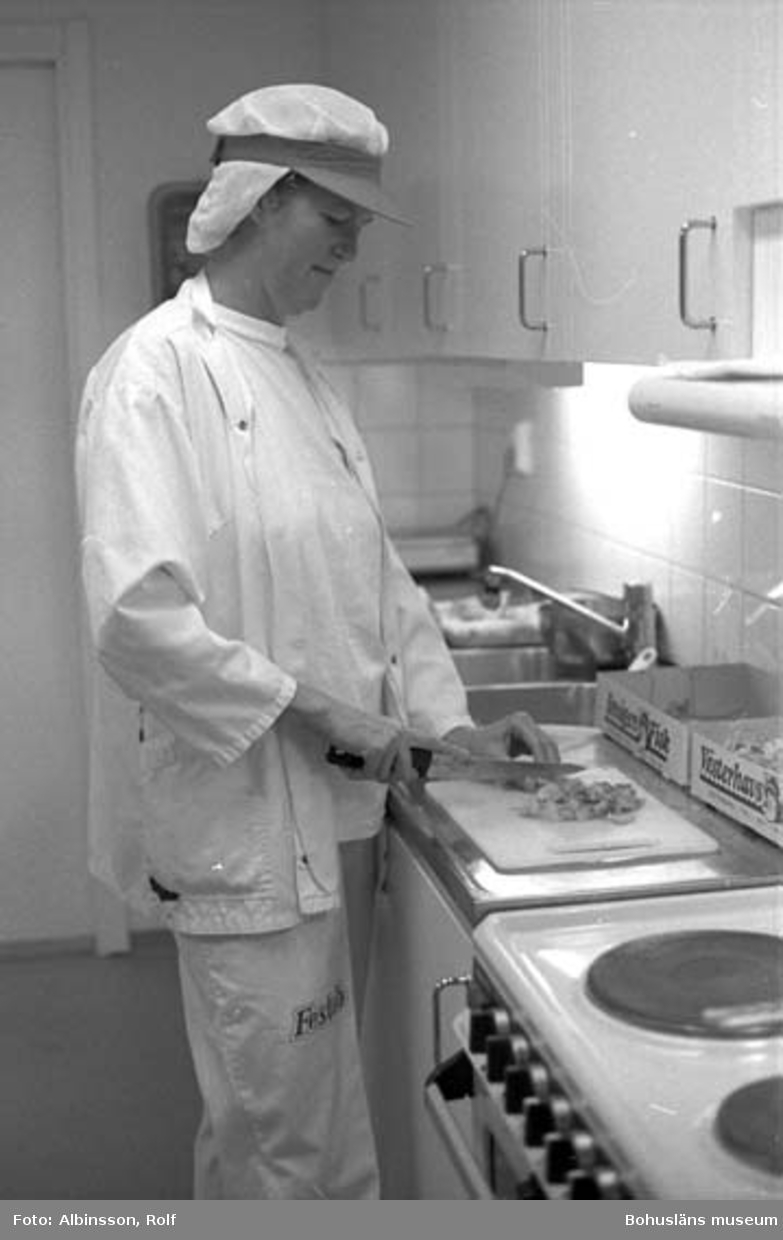 Enligt fotografens noteringar: "Eva Rytterstig arbetar heltid i provköket och produktutvecklar. Här är hon i personalmatsalen och testar några nya idéer. "Fiskgratänger skall smaka hemgjort". säger hon."
Fototid: 1996-01-19.