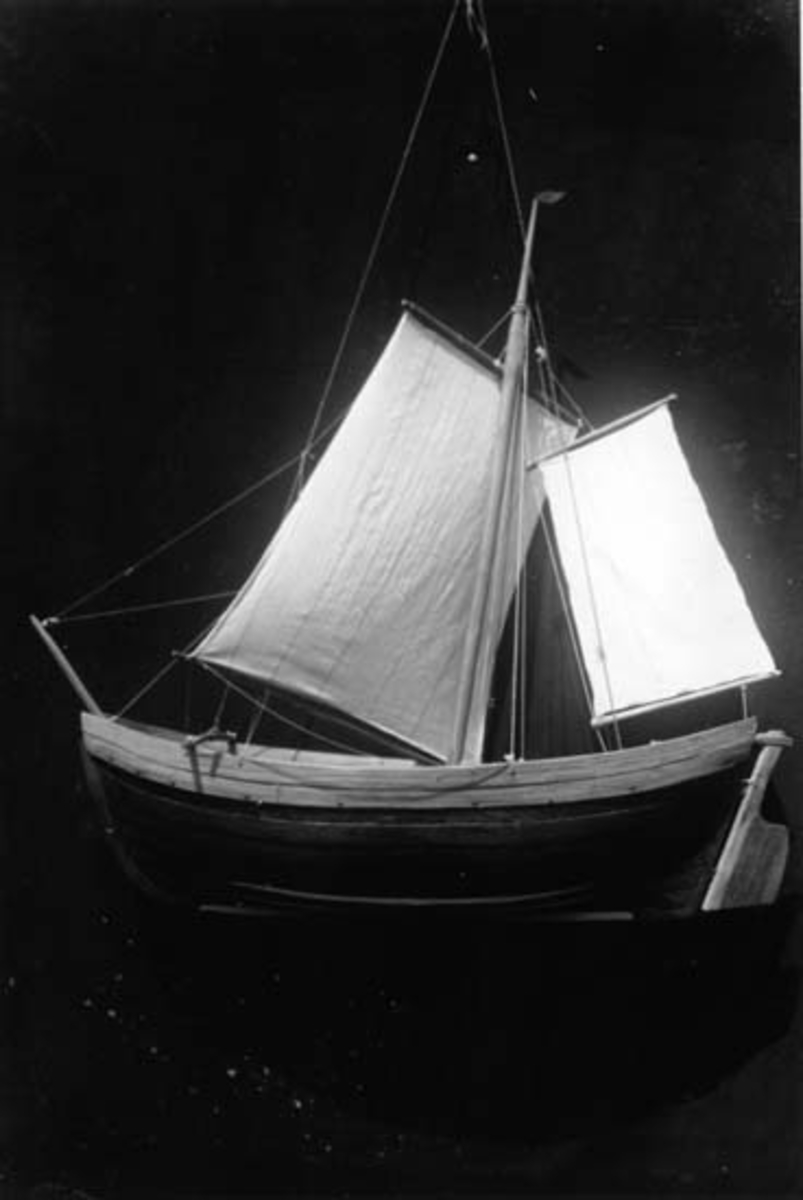 Skrivet på baksidan: Modell av ..öbåt från 1600-talet. Den har som synes två segel och ltvå östagbara borg för färder över öppet hav. Den ..........