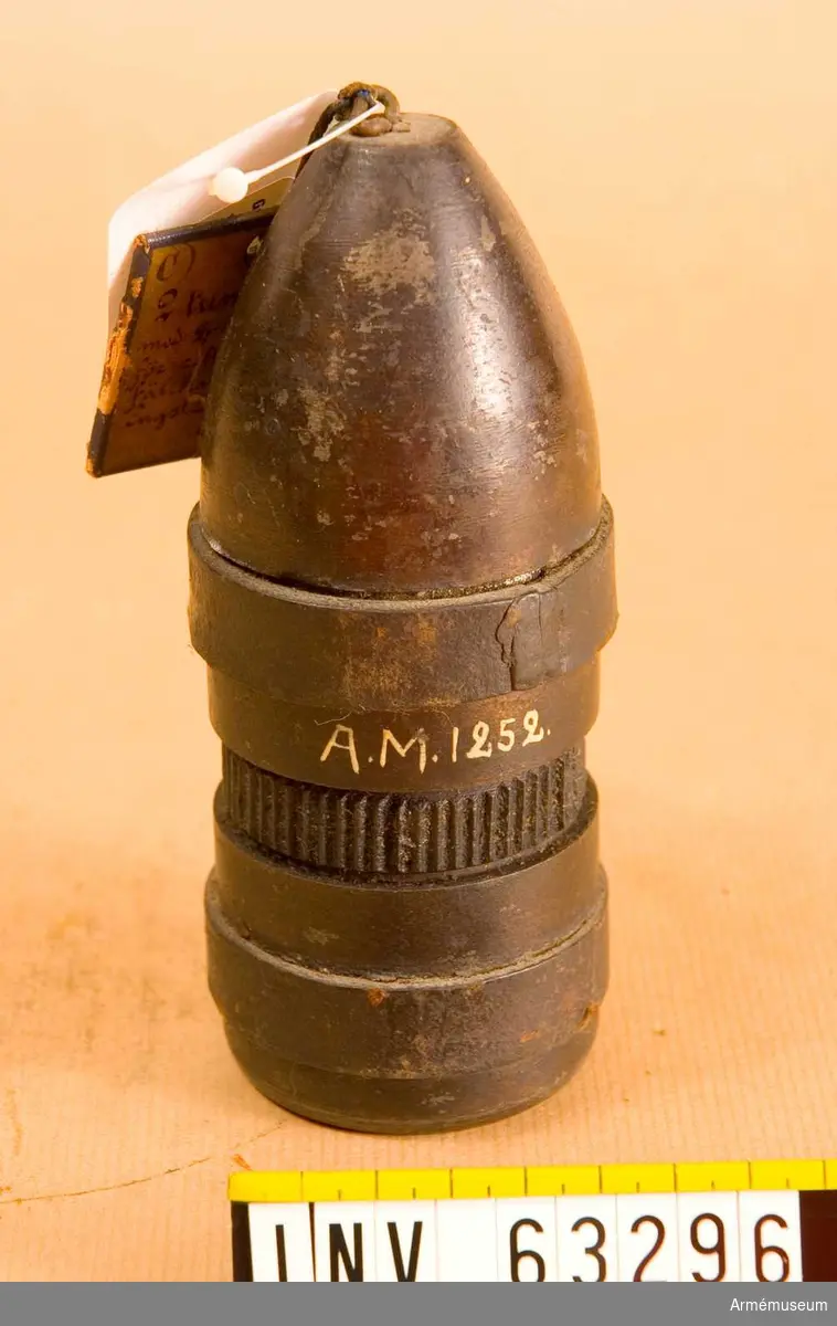 Grupp F II. 
2 tums (6 cm) granat med två lädergördlar, avsedd för räfflad bakladdningsfältkanon av kommendörkapten Engströms konstruktion. Patent 1860.