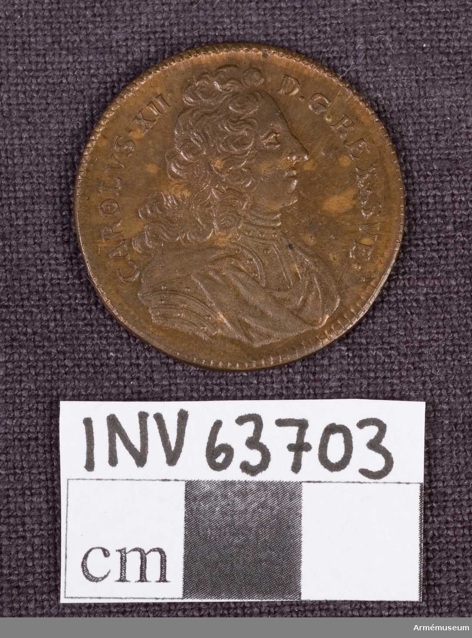 Grupp M.
Medalj graverad för Arvid Karlstens 2:a regentlängd.
Åtsidan: "CAROLUS. XII. D. G. REX. SVE". Bröstbilden föreställande Karl XII åt höger i peruk, harnesk och mantelveck.
Frånsidan: A.CAROLO. VENIT. ISTA.QVIES. En kvinna (Europa) med tornkrona på huvudet och olivkvist i handen sitter på en liggande axe. I avskärningen PARTA RVSVICI 1697.
Medaljens kant är på båda sidor strierad.