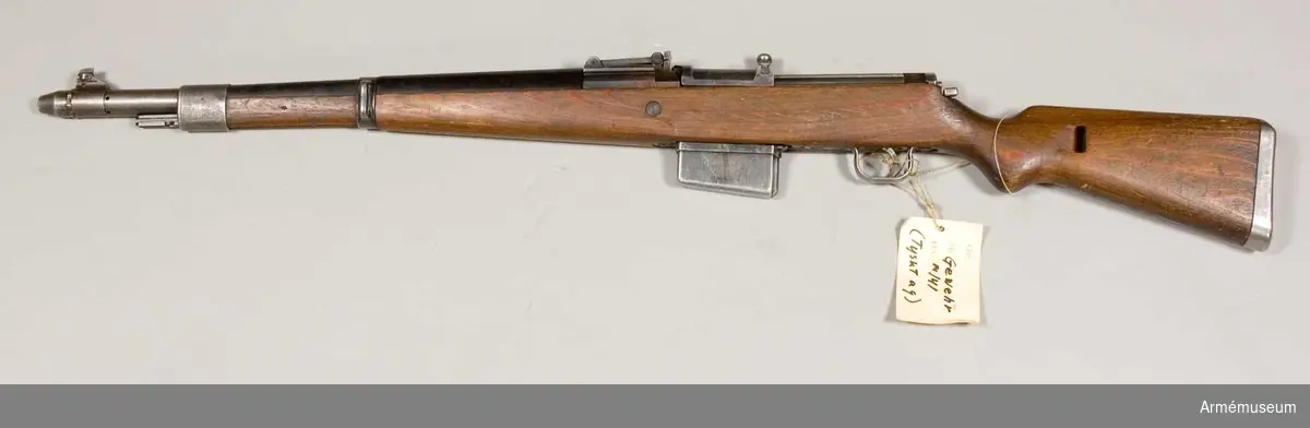 Gevär m/1941 (G 41), halvautomatiskt, Tyskland.
Består av: 1 gevär, 1 gevärsrem.