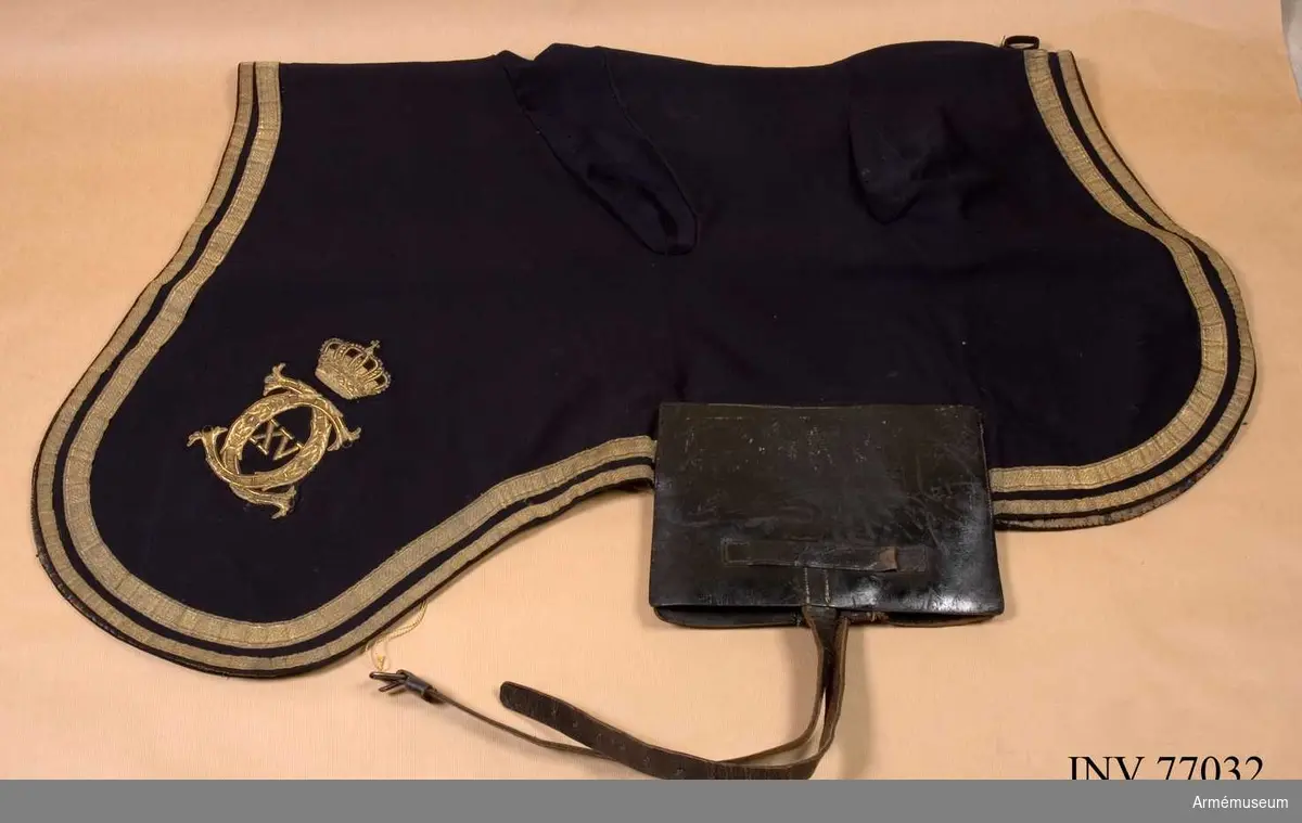 Grupp K I. 
Mörkblått kläde med Carl XV:s namnchiffer, broderat guld. Kantad med 2 st guldband, det inre något bredare.