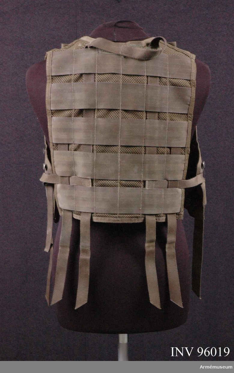 Tillverkad 2002 av "Sacci ryggsäckar AB" i Vietnam.
100% polyester.
Försedd med remmar i nederkant till fästning av bälte till stridsväst (AM.096020).