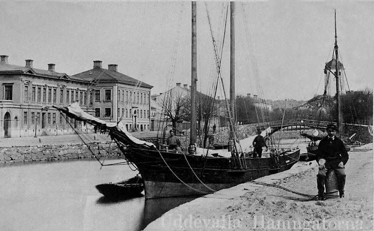 Uddevalla. Hamngatorna, Hamnen vid Stenbron med två skonare. I bakgrunden Norra Hamngatan.