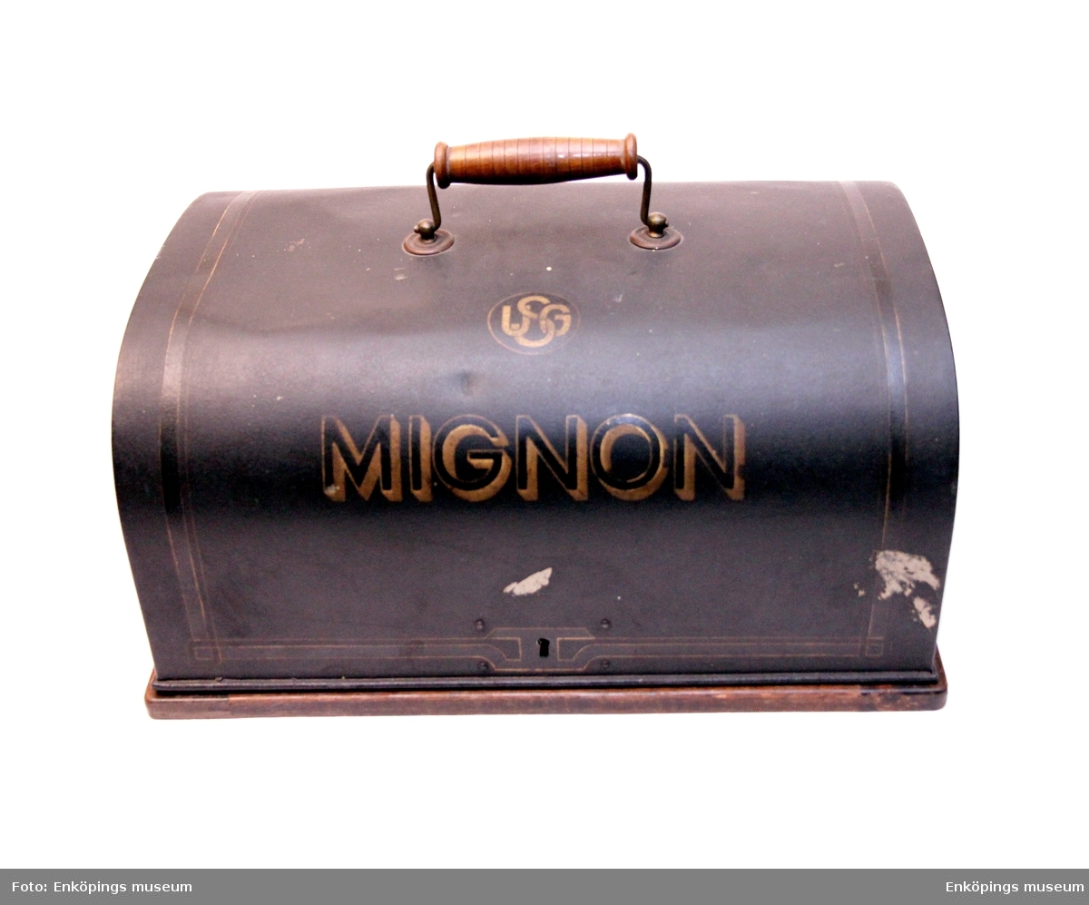 Skrivmaskin med huv av märket MIGNON. Tillverkad i Tyskland.