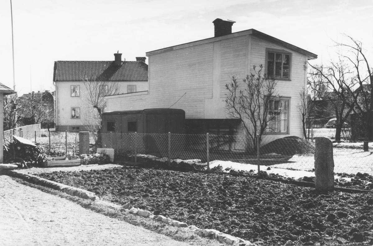 Enköping, kvarteret Tärnan nr 6, olaga garage, från tomt nr 7 mot sydost, april 1957