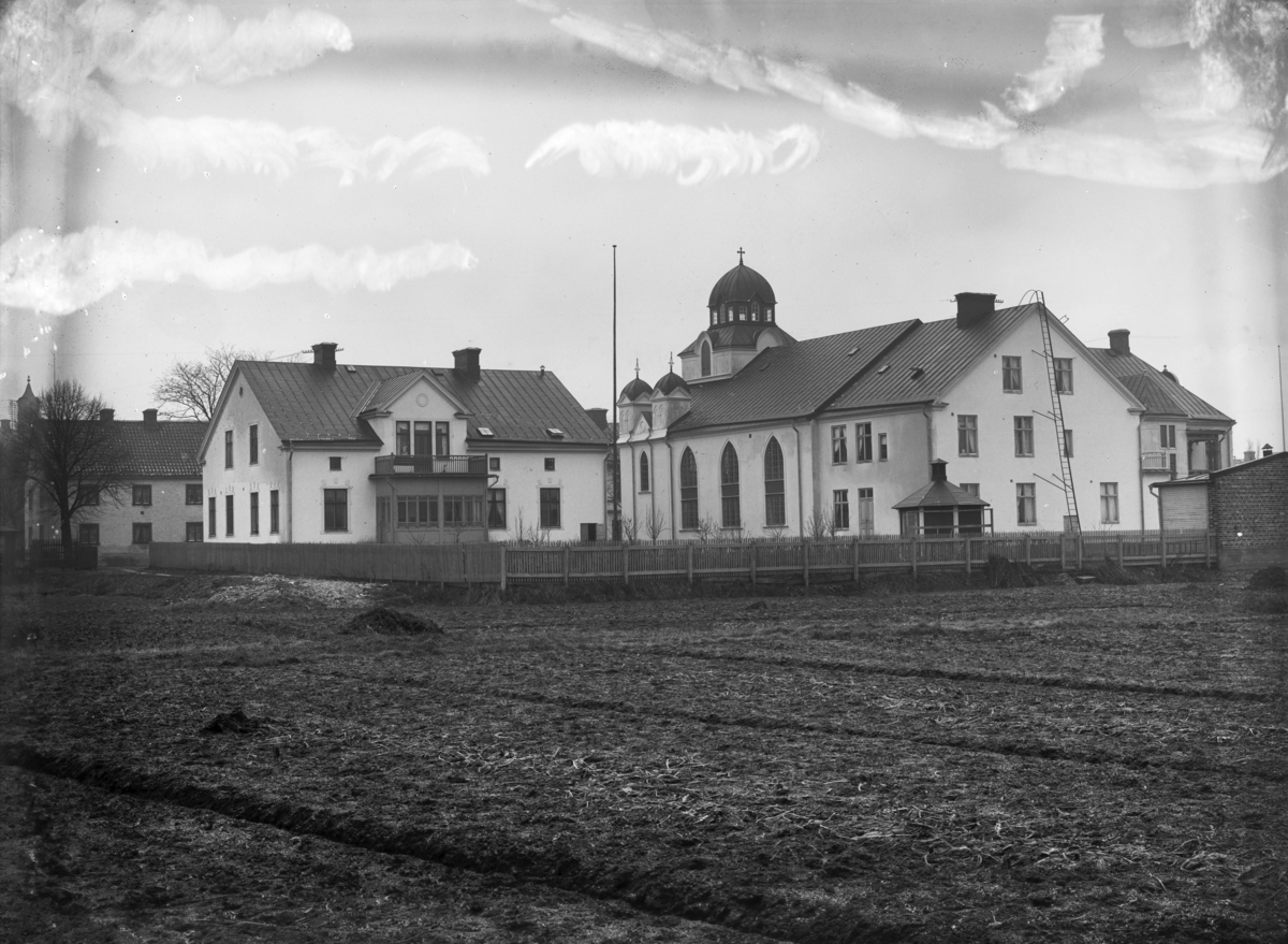 Västra Ringgatan 14 och 16 (Immanuelskyrkan), Enköping, vy från norr, tidigast 1907