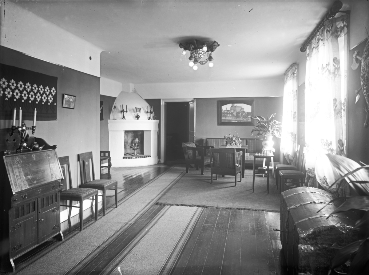Interiör, vinhandlare Claes Brunnbergs villa, Kolarudd (Klubbholmen), Svinnegarns socken, Uppland, troligen 6 september 1907.  Fr.o.m. 1939 klubbhus för Enköpings Segelsällskap.
