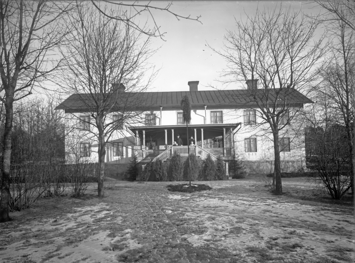Familj på veranda, Grans gård, Yttergrans socken, Uppland, vy från väster