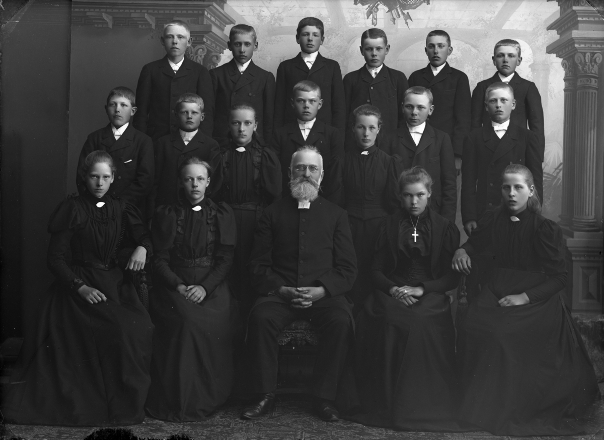 Konfirmandgrupp troligen från Sparrsätra, Uppland. I mitten kyrkoherde Anders Johan Norberg (1843-1914).