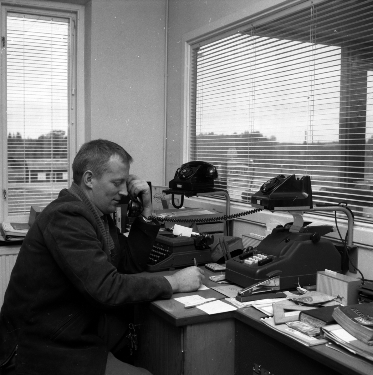 På kontoret till Motorsevice och Uno-X bensinstation i Lekeryd sitter Bengt Lagervall och pratar i telefon, året är 1964.