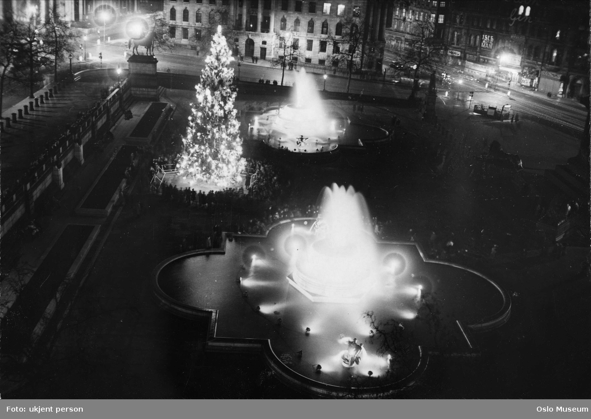 Trafalgar Square, plass, juletre, fontene, kontorbygninger, South Africa House, nattemørke