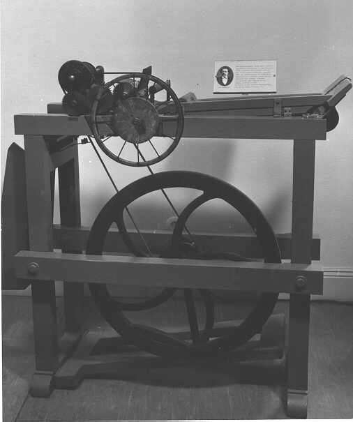 Stämpelmaskin för avstämpling på baksidan av ankommande
post. Drevs med trampning. Fr.o.m 1905 togs en elektrisk maskin i bruk.