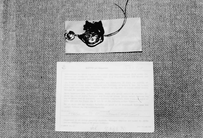 Förseglad med nyckel och medföljande nyckelkvitto till
låspatron nr 573908, som innehavts av Gurli Carlsson på Postmuseum
under åren 1970-1971. Låspatronen inlevererad till Centralförrådet.
Nyckelpåsen förseglad med plomb märkt "EAR AB" och lacksigill med
initialer "B.B" och symboler "kryss" och "kvadrat".