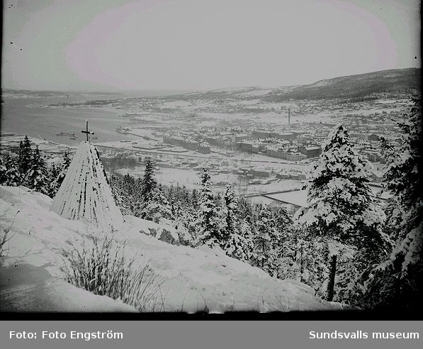 Vy över Sundsvall från Norra stadsberget. Lappkapellet i förgrunden.
Vintertid.
