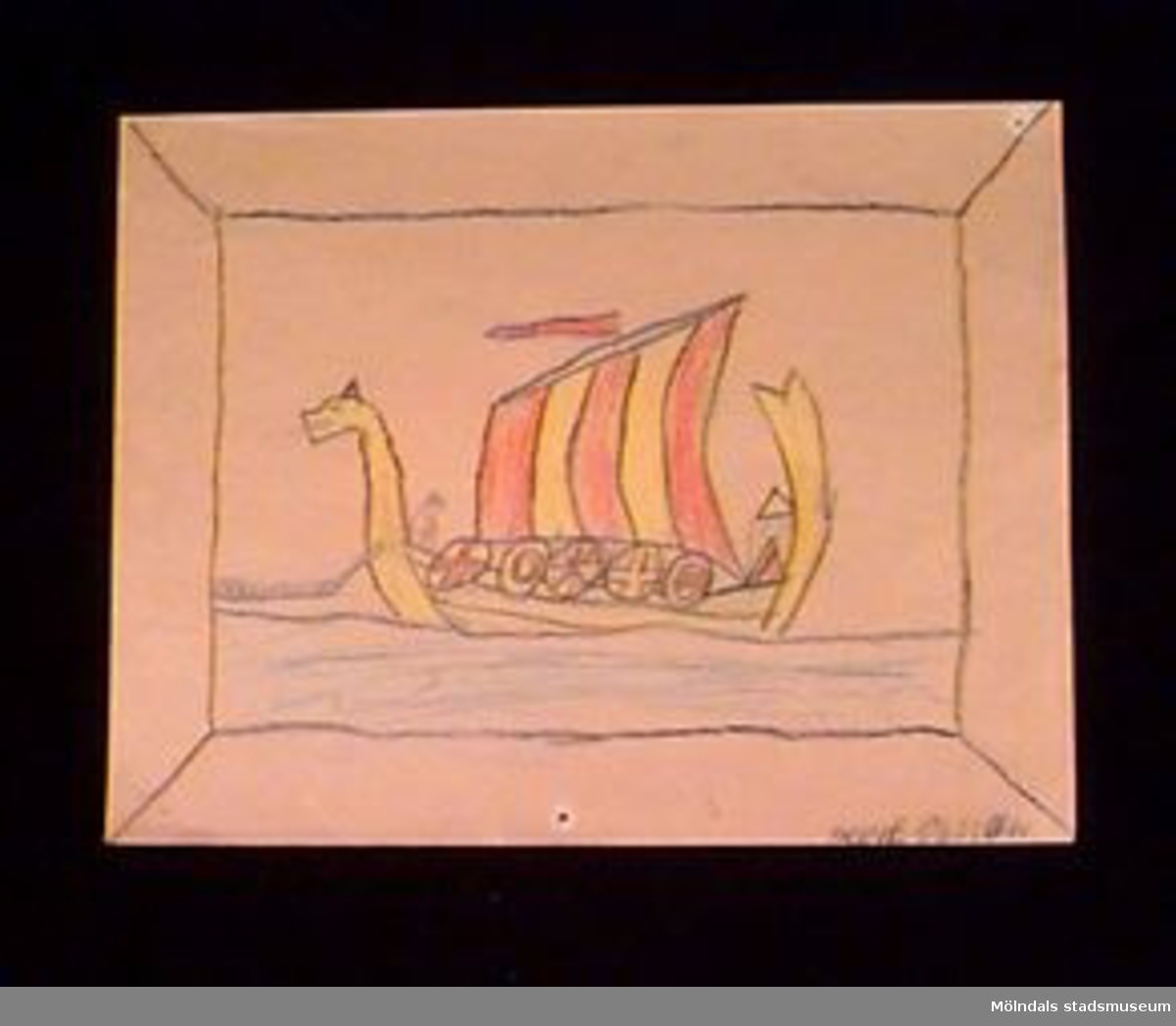 En teckning föreställande ett drakskepp/vikingafartyg. Utfört i blyerts och krita. Givaren gick hela sin skoltid i Toltorpsskolan.