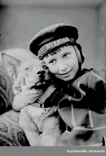 Porträtt, barn och en hund.