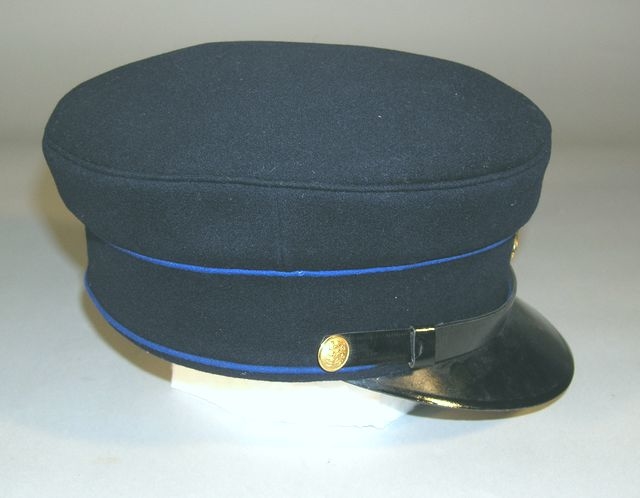 Uniformsmössa mörkblå med två smala ljusblå ränder. Post- och
telegraftecken i gulmetall samt skärm i läder.