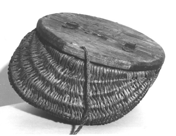 Matsäckskorg, så kallad förselkorg (av forsla och förning = mat), bestående av flätverk med cirkelrunt lock av trä. Locket är delat på mitten och försett med gångjärn. Lockets ena hälft fastspikat i korgen. Andra hälften uppvikbar. Denna del kan tillslutas med ett rep, fäst i korgen och draget genom ett hål i lockets ena kant. Flätverket och gångjärnet söndriga. I
nskuret i locket "1860" och "IuB9".