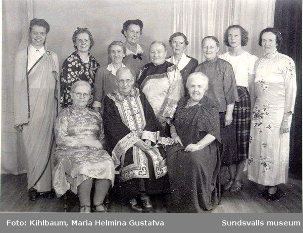 Kristna lärarinnors missionsförening. Missionärer 1950, Kvinnan i" kinesisk" dräkt, Hedvig Rinell (främre raden i mitten) var den första kvinnliga babtistiska missionären från Sverige.