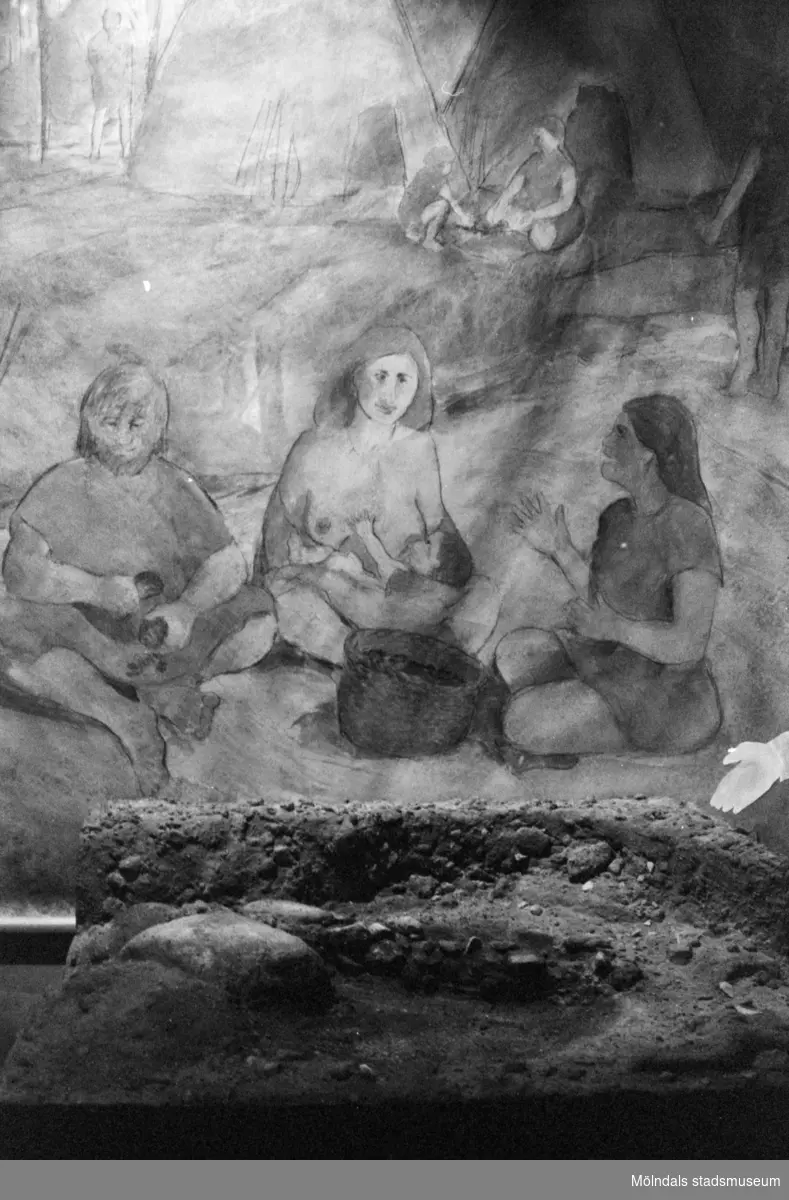 Interiörbilder på utställningen "Storviltjägarna i Balltorp" som visades på Mölndals museum 23 april - 29 oktober 1989. Utställningen byggde på en utgrävning som gjordes med arkeologen Bengt Nordqvist i Balltorp 1987. Storviltjägarna i Balltorp levde för över 9.000 år sedan. Idyllen då människor levde för dagen i naturens eget skafferi. Målade bilder och kompletterande texter berättade om hoten och farorna som var förenade med jakten på vildsvin och uroxar. Här visades också en 9.000-årig konserverad eldstad - den äldst kända i hela Norden. Det visades yxor, skrapor, knivar och mycket annat som hittades vid utgrävningen, och besökarna fick tillfälle att själv prova på stenåldersverktygen, hugga med flintyxa, prova skrapor och knivar, rista och borra i ben.