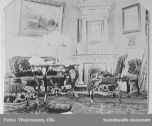 "Röda Salongen" i familjen Thuressons bostad,  kv  Rådmannen 5, Nytorget 2. På väggen sitter en målning av Bengt Nordenberg; en av de två målningar som familjen hann rädda vid stadsbranden 1888.