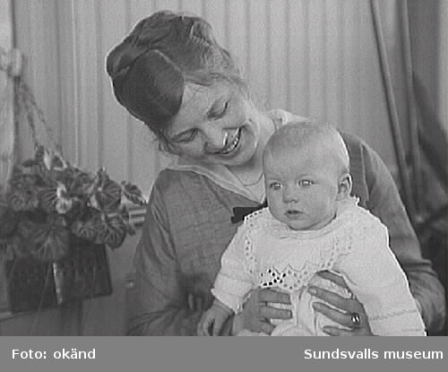 Förmodligen Dora Louise (Puss)i Norström med något av barnen.
Pussi var gift med direktören vid Skönvik, Karl Fredrik Lennart Nordström.