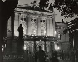Nationaltheatret, mennesker, portrettstatue, kveldslys