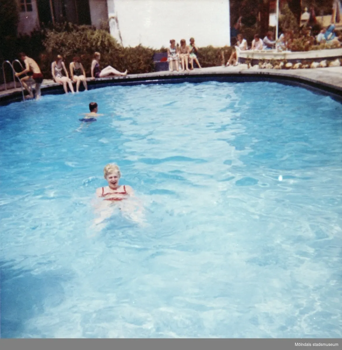 Elever, från Skolhemmet Stretered, badar och simmar i en pool. 1970-tal.
